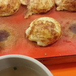 姫路 タコピィ - 明石焼き。ソースを塗って出汁に浸けると姫路焼きらしいです。