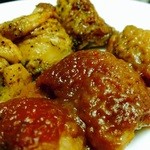 柿安ダイニング - 若鶏の信州みそ焼き串
            と
            スパイシー黒胡椒チキン串