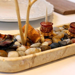 ad hoc  - アミューズ　　木材と石で統一感のあるお料理と店内