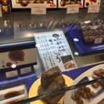 玉澤総本店 - お店のショウケースには黒砂糖が展示されてます。大きいですね。