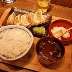 肉汁餃子のダンダダン - 「肉汁餃子ライス (680円)」は焼餃子 6ヶ、温泉玉子、スープ、ご飯、香の物のセット