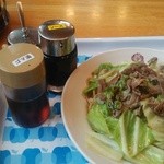 ラーメン大学 - ローメンを注文しますとごま油とソースが付いて来ます。