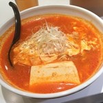 パンチャンとジョン - 純豆腐麺
            お肉はいらないけど、韓国料理が食べたい。
            辛いけど、優しい感じのが食べたい。
            そんなときにピッタリの一品。
            アサリのお出汁が甘辛いスープをまろやかに包み込みます。
            ハマりそう( ^ω^ )♪