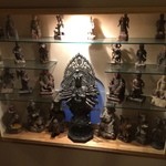 みかわ 是山居 - 階段壁の仏像コーナー