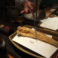 みかわ 是山居 - 穴子を箸でばっさり