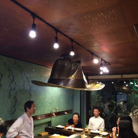みかわ 是山居 - 食後の楽しい歓談風景。トレードマークのボルサリーノ帽子型レンジフード