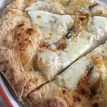 パン・ド・カンパーニュ - 三種のチーズ。ゴルゴンゾーラだけじゃなくても、はちみつが合います☆