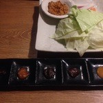 串の蔵 - お通しキャベツと５種類の味噌。