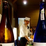 鮨 波やし - ［20回目］酒の瓶の間からのにこやかな微笑み(20回記念限定エディション…アハハハハッ！)