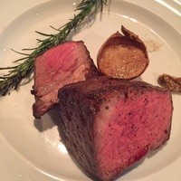 カーザ ヴィニタリア - ブラックアンガス牛 岩塩と胡椒、ローズマリーのココット焼き