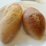 メリメランジュ - プチバゲット（左）とライ麦パン。