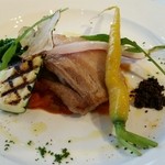 栃木「桜山豚」香ばしく仕上げた野菜添え。