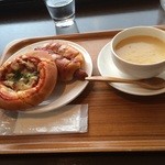 シェフヤマモト - チキンカレーパンとウィンナーパン、コーンスープ