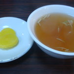 栄楽園 - スープと漬物まで付いてきます、漬物は中華街には珍しくたくあん
