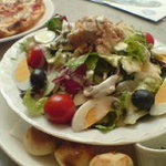 ピッツァ・エクスプレス - ニース風サラダのランチ。お皿の下の丸いのはピザ生地のパン。