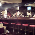 ねばり屋 - カウンター席、テレビ