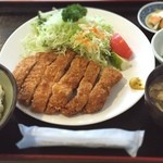 味処 いっぷく - 豚ロースカツ定食¥850
                                厚さ、旨さ、コスパともに申し分無し！
                                旨さ爆発(^o^)/