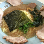 ラーメンショップ - チャーシューらーめん(830円・花びらのように肉が飾られる)