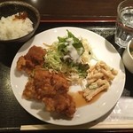 Kafe Ando Kicchin Komekome Shokudou - 日替り700
      今日は食堂で唐揚げおろしソースでした。
      まあ、こんなもんですよねー…いつものクオリティです。
      ようやく秋の爆食モードも落ち着き出して米も1/3程度。
      また冬に向けて体重を絞り始めます♪(´ε｀ )