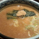 三田製麺所 - 付け汁　演出とも言えますが海苔の上に魚粉！！