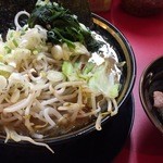 家系ラーメン とらきち家 - ラーメン並＋いつもの半まかない飯＋やさい30円、ネギ多め！