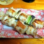 とりしん一 - ねぎま＆もも（塩）￥130じっくり焼かれた鶏肉は噛むほどに弾力があります
