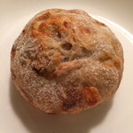 ブーランジェリーレカン - クルミとチーズのリュスティック　210円