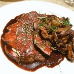 ル・ジャルダン・デ・サヴール - エゾ鹿の芯タマのロースト　ポワヴラードソース　茸添え