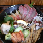 あのりふぐ料理 まるせい - 海鮮丼　温泉玉子と味噌汁が付いて２０００円