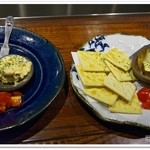 ワラガモ 笑ウ鴨ニハ福来ル - 左：鴨みそチーズ、右：燻藁カマンベール