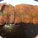 デモデヘブン - チキンカツカレー　でかわらじかつ（980円）
かなり大きなカツを想像していたのですが、お肉は叩いて伸ばしてあります。
薄いのでさほどボリュームはないそうですよ。