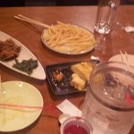 居酒屋 Wai Wai - お通しの３種盛り（キムチ・チキンの甘酢・漬物）