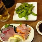 スタンド GONTa2 - ビール(190円)、枝豆(100円)、サーモン・はまち(各280円)