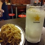 ホルモン青木 - □生搾りレモンサワー　450円(内税)/もやしナムル　300円(内税)□　サワーはこの店独特でシャーベット状になっています。ジョッキの縁に塩が付いています。