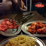 ホルモン青木 - 時計回りに□ホルモン(辛味噌)　600円(内税)/もやしナムル　300円(内税)/タン塩　1300円(内税)□