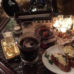 Music Bar&studio　NECO - ほうれん草トマトチーズブルスケッタとミックスナッツ、金胡麻マグロ甘露煮