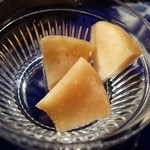 コーヒーショップ ハチカフェ - 洋梨のピクルス　サクサクしてるが、食感は梨です！意外ですが酢漬けも合います♪