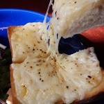 コーヒーショップ ハチカフェ - ハチミツにチーズ！粗挽き胡椒が少し掛かってて妙に美味しい♪チーズがとろーん(o^^o)