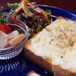コーヒーショップ ハチカフェ - ハニーチーズトースト　600円
