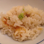 庭園茶寮 みな美(皆美館) - 釜飯に薬味をのせた
