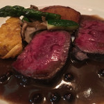 ビストロ アンカシェット - 蝦夷鹿ロース肉のロティ ジュニパーベリー風味