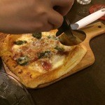 同心二丁目ワイン食堂 - サクサクパイ生地ピザ