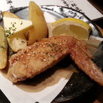 ももや - 手羽先のにんにく揚げ通常430円＋おじゃがバター通常320円