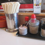 うちだラーメン - 紅しょうが、ごま、おろしニンニクなど味変アイテム