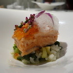 ルパン ミュラ - 低温調理した秋鮭に生姜の泡、ツルムラサキと銀杏のリゾット添え