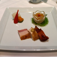 赤坂璃宮 赤坂本店 - 焼き物入り三種前菜の盛り合わせ。