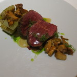 レフェルヴェソンス - 27年11月　山形村短角牛のモモ肉を樫の薪で焼いて、冬瓜のジュ、ムール貝、ジロール茸、シブレットのオイルとノコギリソウ