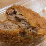 加藤牛肉店 - 特製メンチカツ（360円）の断面