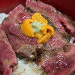 加藤牛肉店 - 寺門ジモン厳選！極上！！グルメ祭り2015での「あつし」とのコラボ：サーロインステーキ＆ウニのせ丼（1,800円）