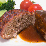 加藤牛肉店 - 加藤牛肉店ハンバーグ（100g2個1,836円）の断面と添付のデミグラ